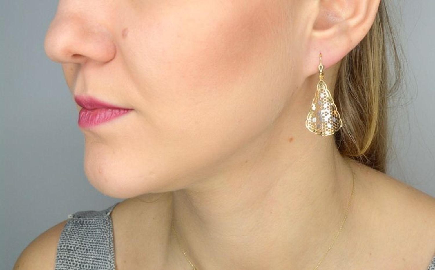 Złote kolczyki 585 wiszące 'Ażurowe blaszki' KL 1910.jpg